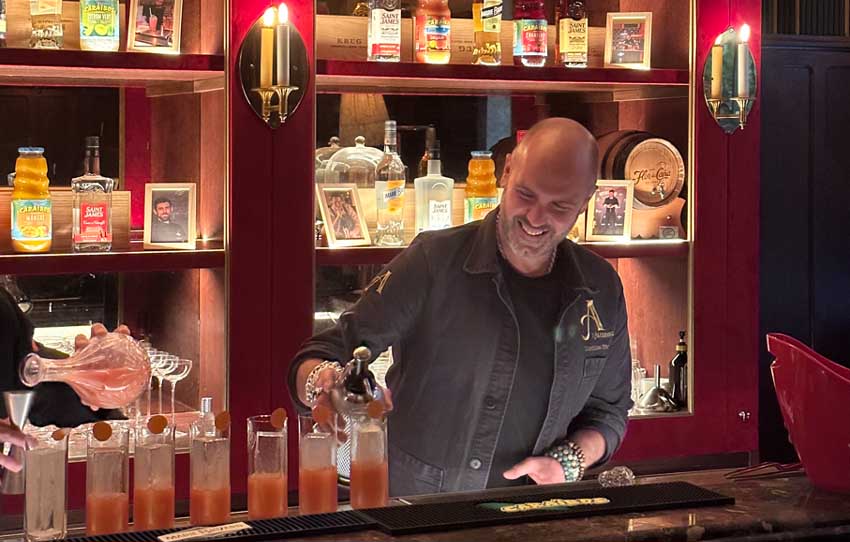 Matthias Giroud, mixologue au bar du Revka - © DR