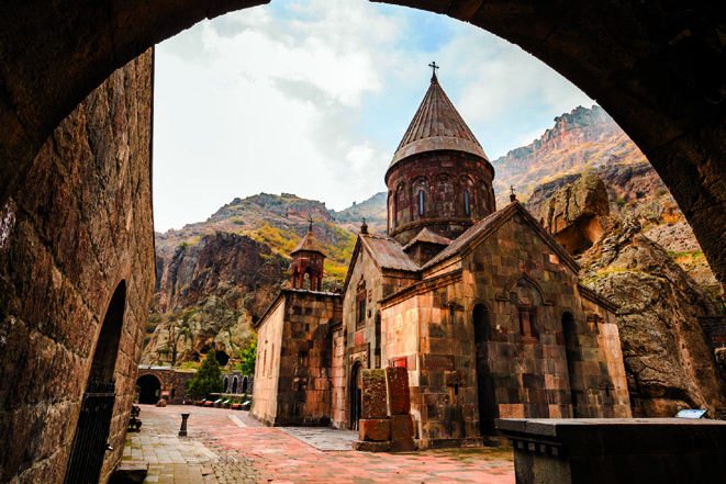Geghard monastère arménien près d'Erevan - © Mondo Terra