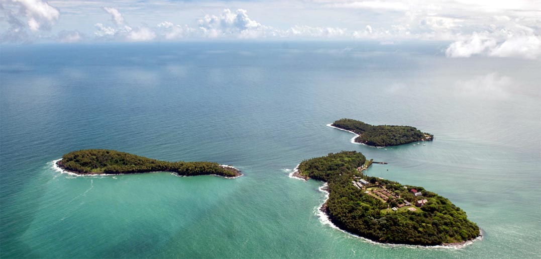 Les Îles du Salut : Île du Diable (à gauche) - Île Royale (au premier plan) - Île Saint-Joseph (au fond) - (© P. Baudon/Service optique CNES