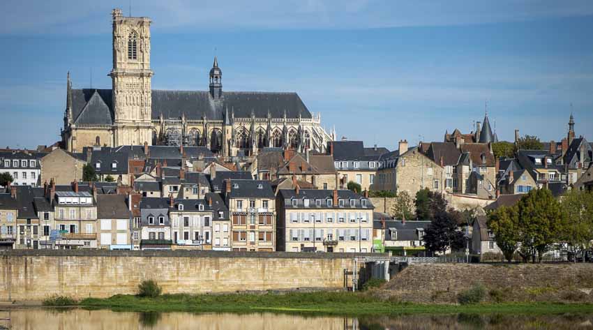 Vue sur la cathédrale de Nevers depuis le pont de Loire - © Pierre Demaillet
