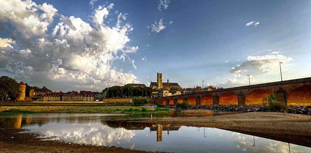 Vue sur Nevers depuis la plage de Loire au coucher du soleil - © Catherine Monbreault