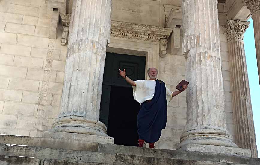 Sénateur romain sur le seuil de la Maison Carrée - © Hubert Gouleret