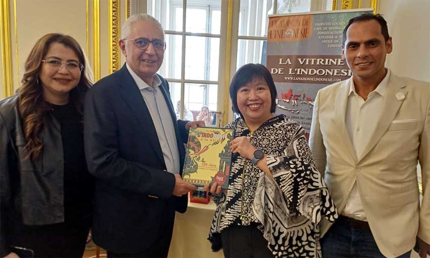 Eka Moncarré a remis son ouvrage « L’Indonésie à la Maison » à  M. Tarek Dahroug, Ambassadeur d’Égypte