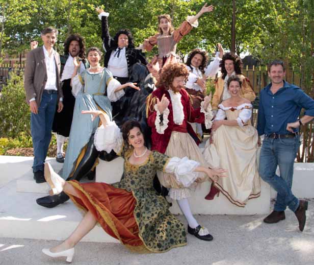 François de Mazières et quelques acteurs des compagnies théâtrales en résidence à Versailles autour de la statue de Molière, créée par l’artiste Xavier Veilhan (juin 2022). © Ville de Versailles/ Marc O Carion