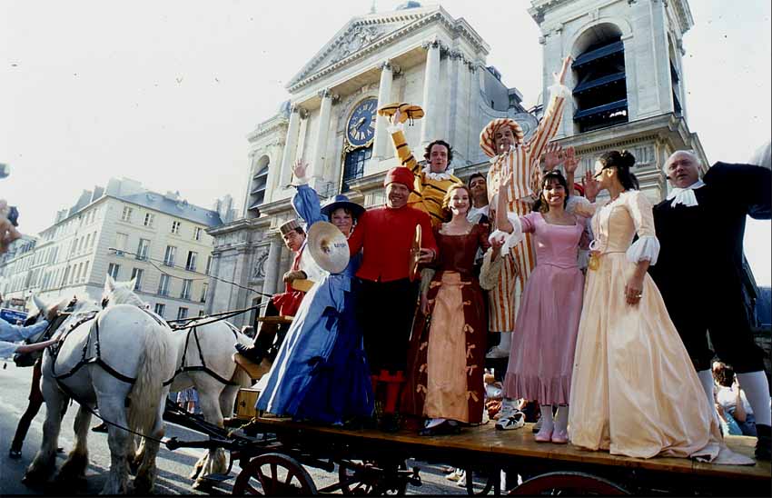 1996 : Francis Perrin et sa troupe sur la charrette devant l'Eglise Notre-Dame, juin 1996 - © Dominique Eskenazi