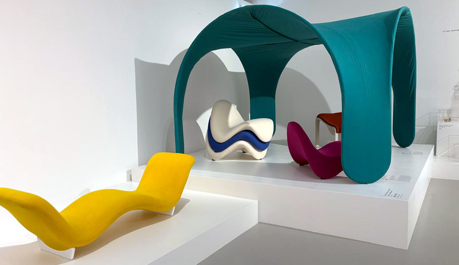 Tente créée par Pierre Paulin pour le stand Artifort à Maastricht (1969-1970) et chaise longue face  à face - © Catherine Monbreault