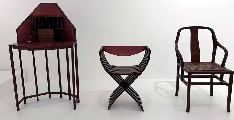 Créations de Pierre Paulin : Bonheur du jour en bois d'amarante verni et cuir (1982) - Chaise Curule en bois d'amarante et cuir (1982) - Chaise à palmettes en bois d'amarante et cannage (1983) - © Catherine Monbreault
