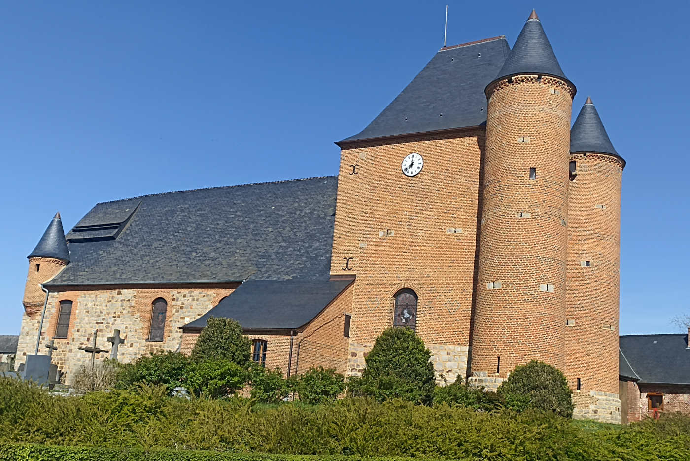Église fortifiée Saint-Nicolas d'Englancourt - © Hubert Gouleret