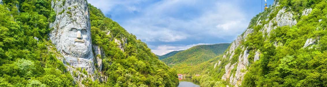 Les Portes de Fer, sur le Danube, où le fleuve serpente entre les Carpates et les Balkans - © CroisiEurope