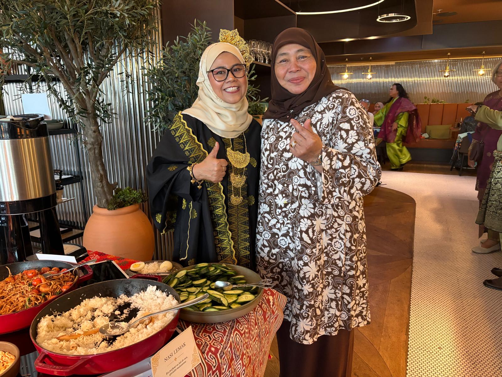 Zalina Ahmad, directrice de Tourism Malaysia à Paris et la cheffe Zaidah Ibrahim (à droite) -  © Catherine Monbreault