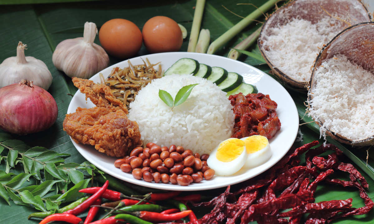 Nasi lemak, un plat composé de riz parfumé à la crème de coco et aux feuilles de pandan, plante tropicale d'Asie du Sud-Est, au goût rappelant un mélange de vanille, d'amande et de noix de coco -  © Tourism Malaysia