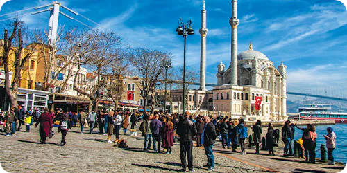 La place d’Ortaköy, sur les rives du Bosphore, à visiter avec Touristanbul - © Turkish Airlines