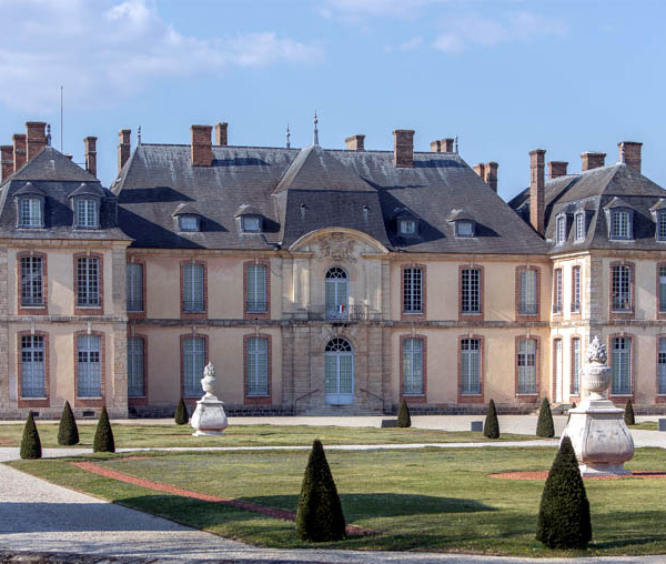Château de la Motte-Tilly, façade sur cour depuis le saut-de-loup - © Yann Monel - CMN