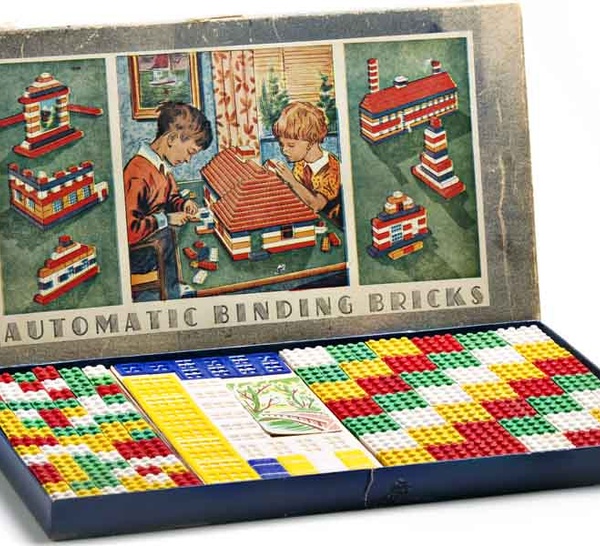 Premières briques en plastique en 1949 - © LEGO